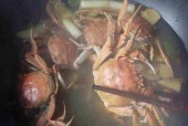清蒸螃蟹的制作技巧（怎样做清蒸螃蟹才不会腥味扑鼻）