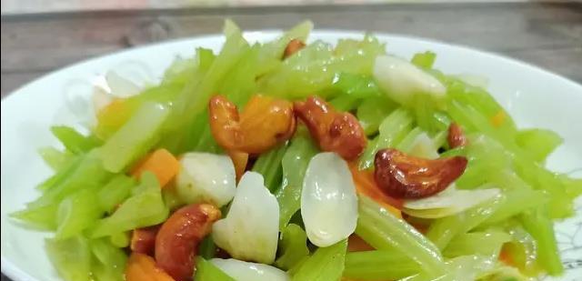 以西芹百合炒菜，健康营养美味一网打尽（打造营养丰富的西芹百合炒菜）  第2张