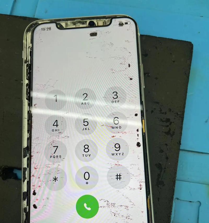 手机拍照时屏幕摔坏怎么办？维修费用是多少？  第2张